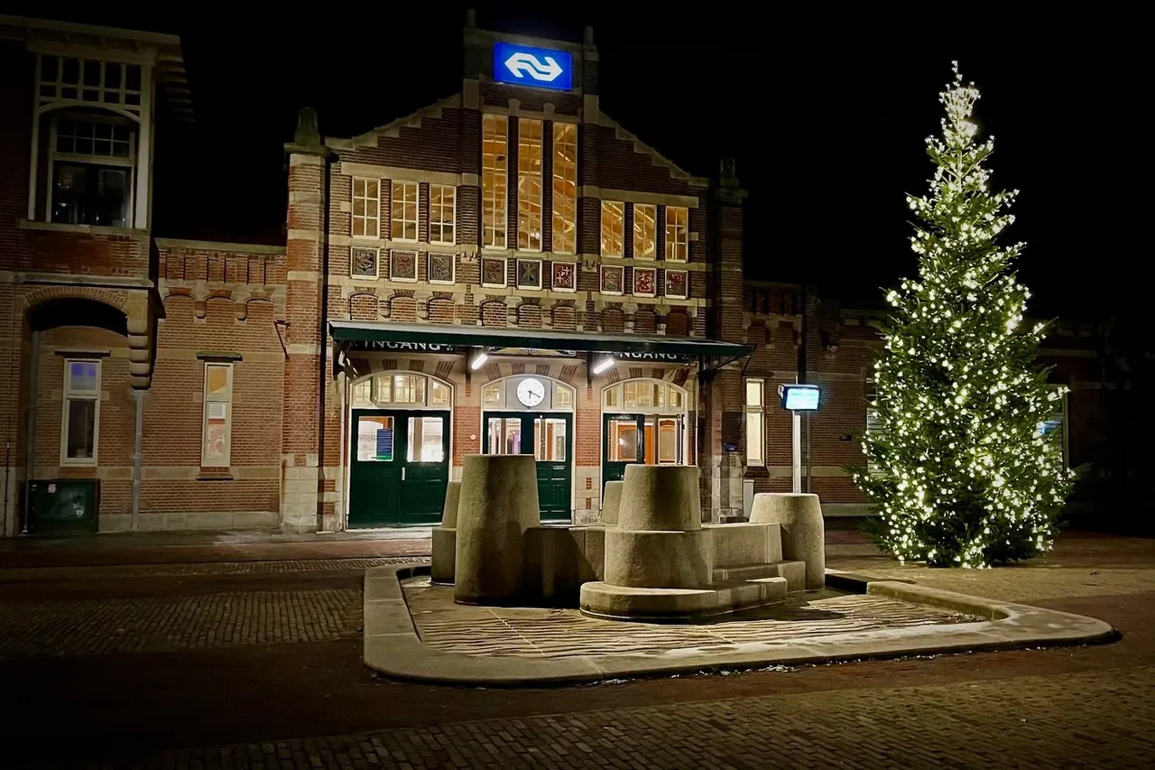 kerstboom stationsplein 2022 ton van der hoeven