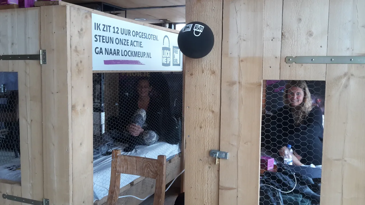 lock me up free a girl met joke links en shannon rechts