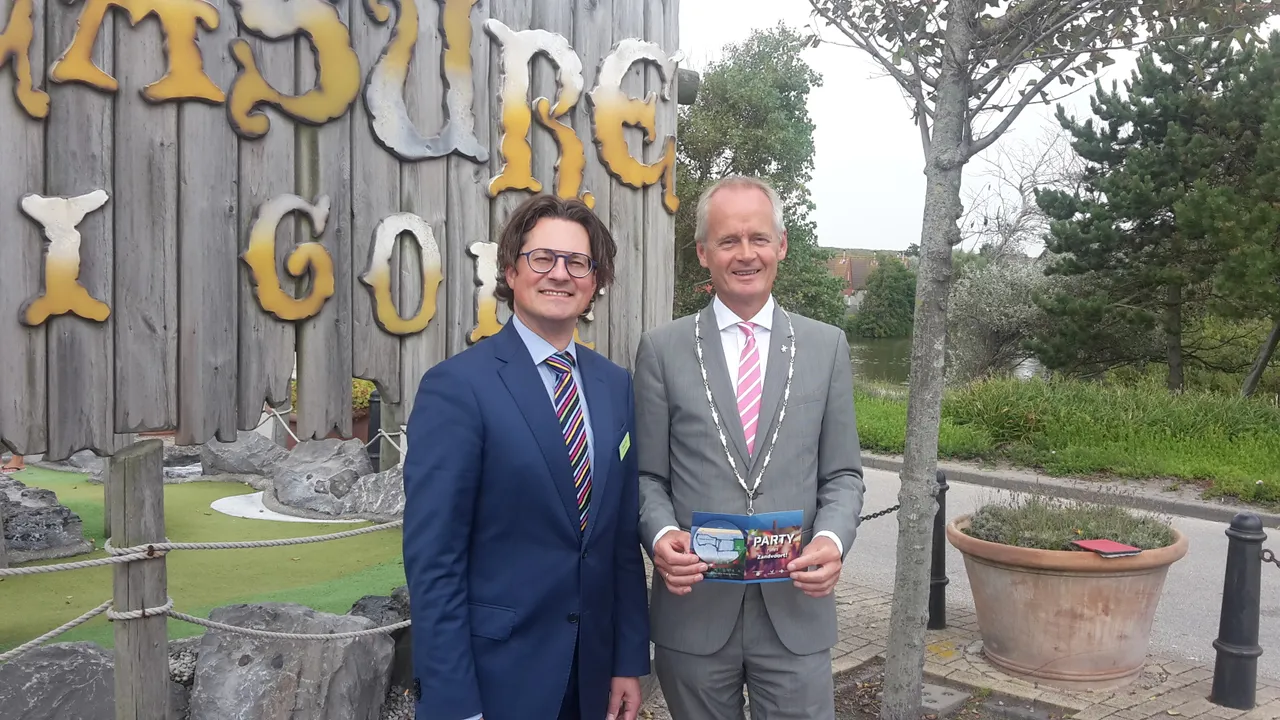 party rules met general manager center parcs zandvoort robert pelt en burgemeester niek meijer jaap koper