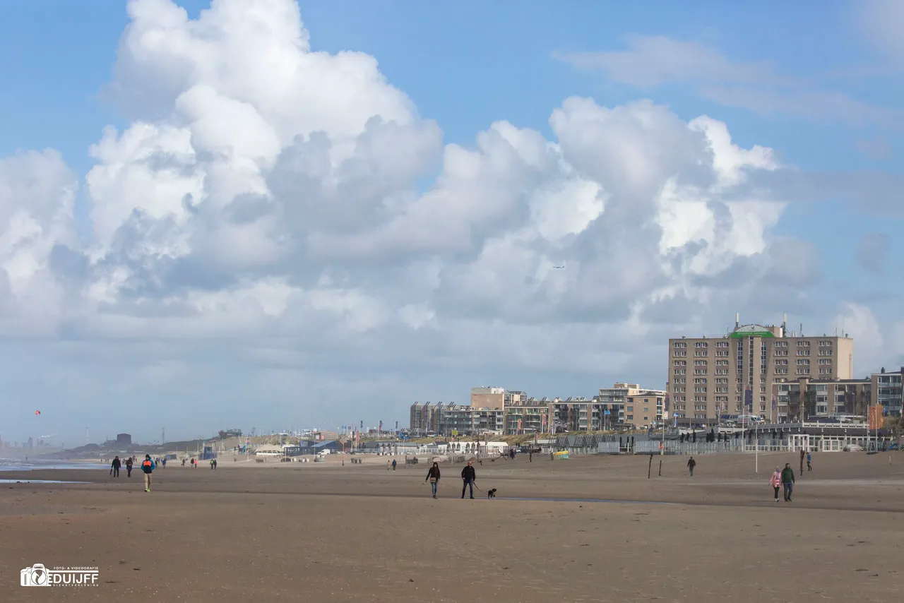 strand en gebouwen