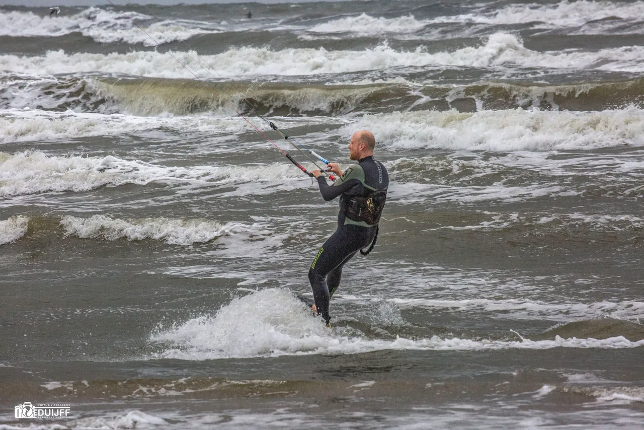 surfer close by2