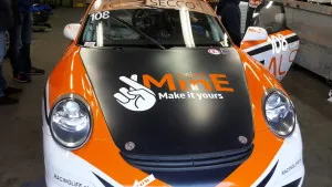 wijnschenk in de pits voor aanvang van de race jaap koper 300x169