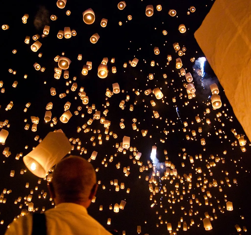 yi peng sky lantern festival san sai thailand takeaway wikipedia cc by sa 30