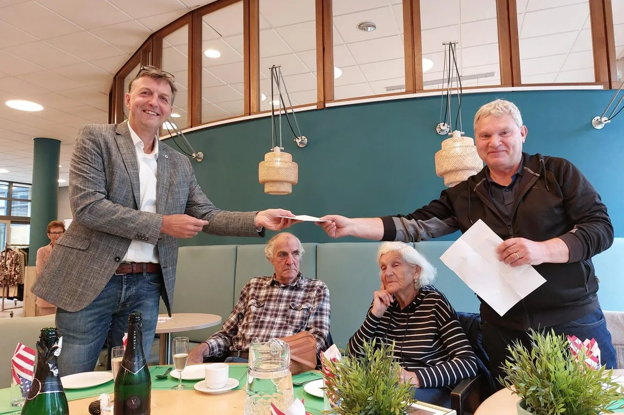 legaat martin wordt overhandigt aan directeur pluspuntjpg