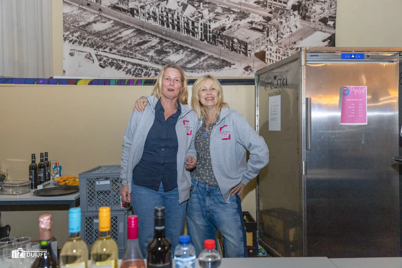 dames behind bar