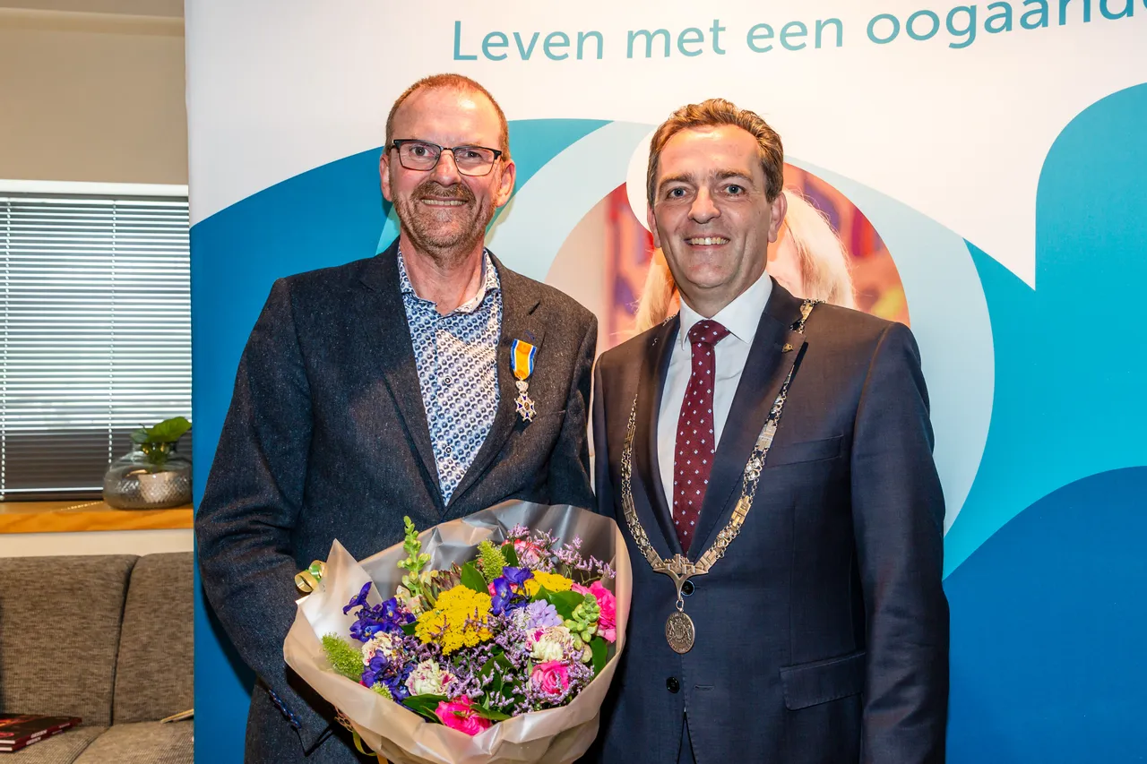 burgemeester bezuijen reikt koninklijke onderscheiding uit aan de heer jan vreeburg 4