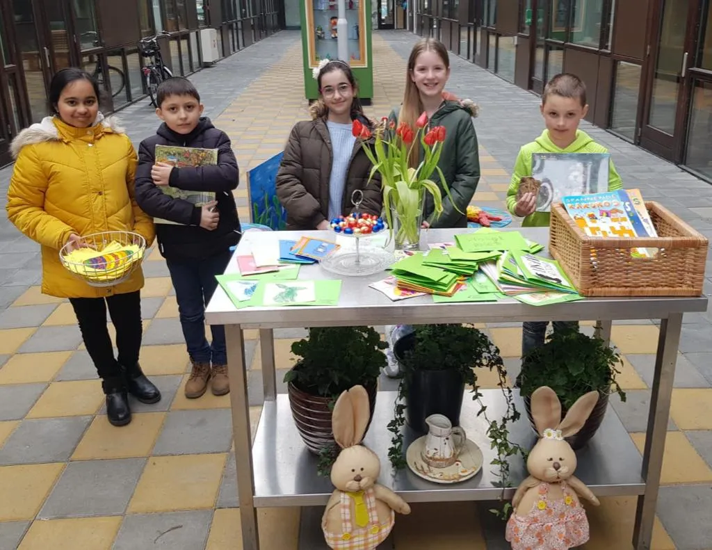1 paaskaarten voor ouderen kinderen van drie basisscholen in palenstein