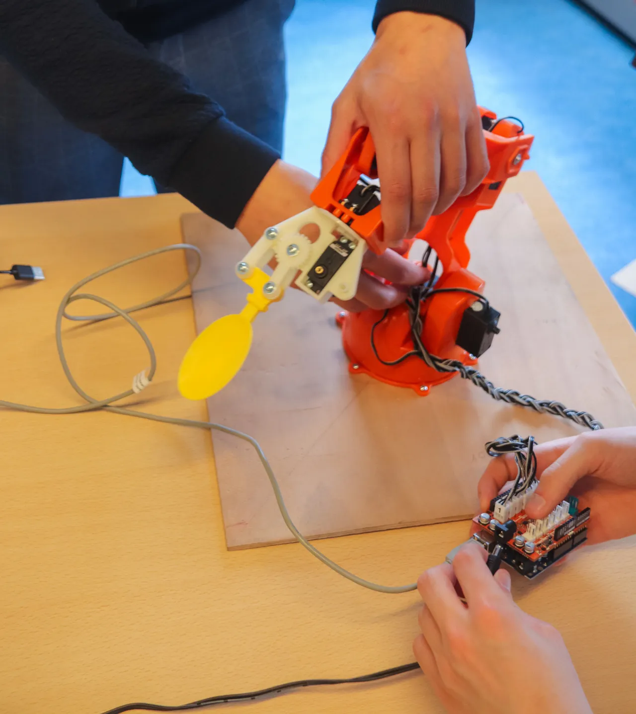 beeld pb eten zonder handen 1