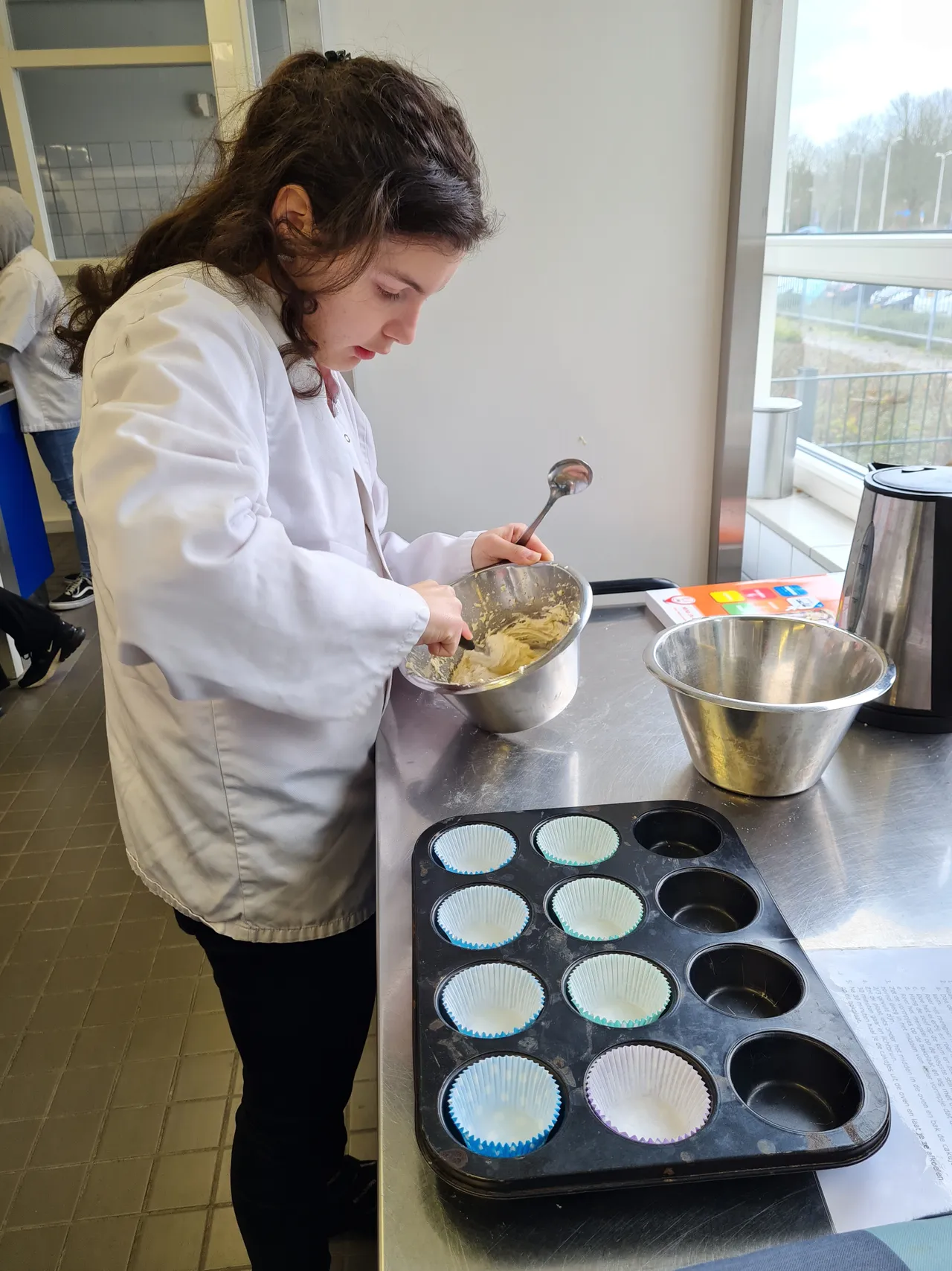 bianca bakt cupcakes voor haar maatje