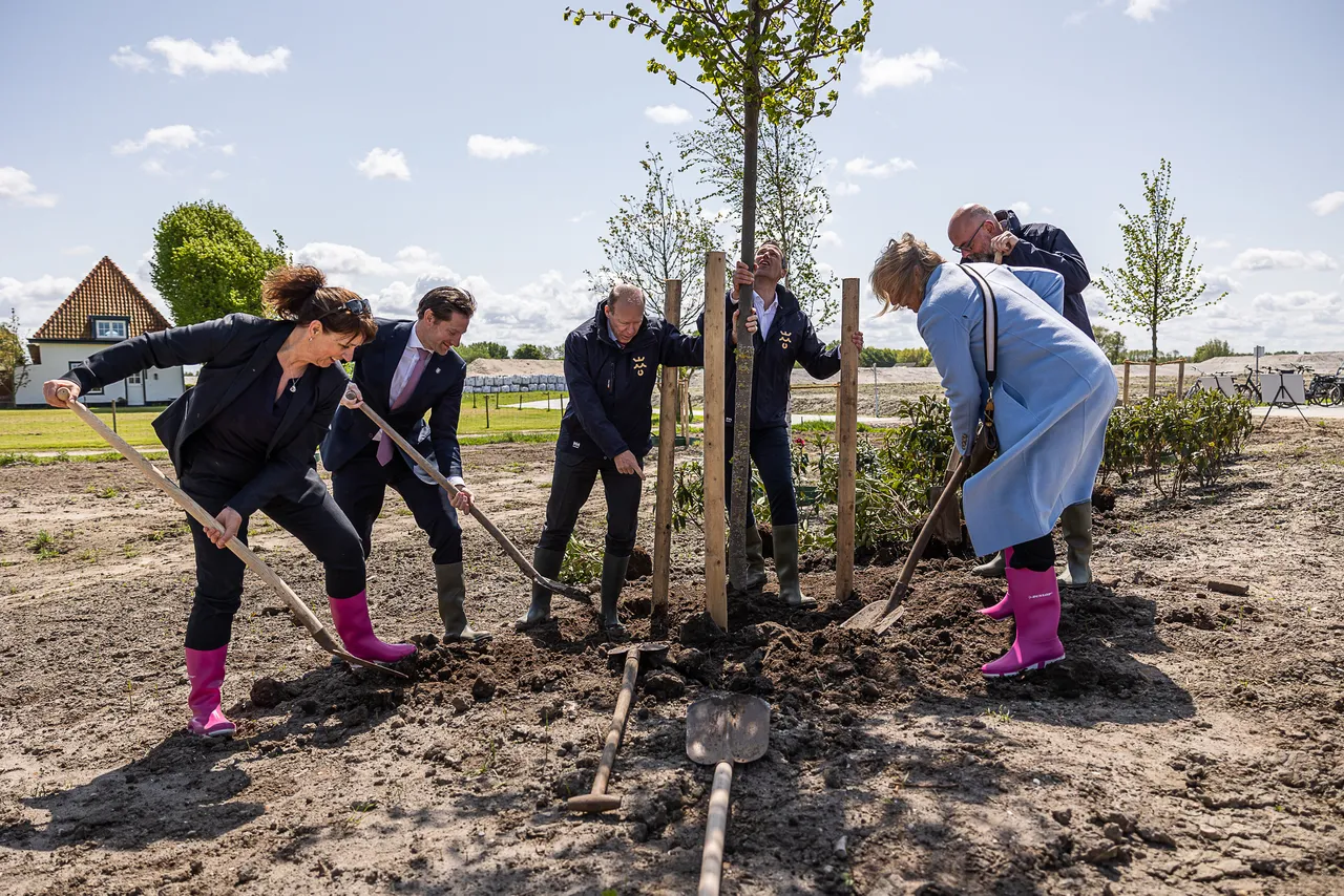 bomen planten vlietvoorde lr 17 van 24