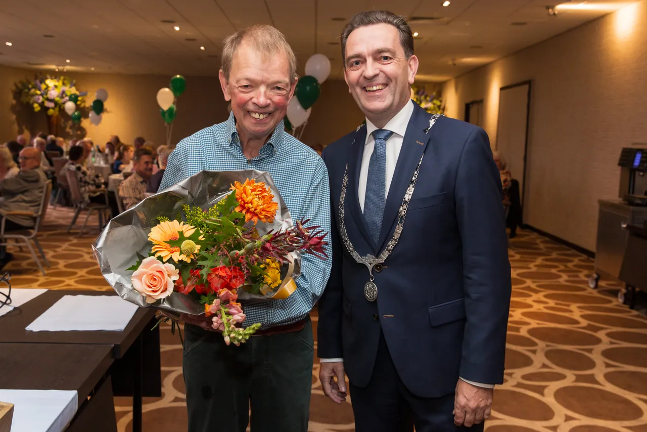 burgemeester bezuijen reikt koninklijke onderscheiding uit aan de ruijg en de heer harteveld 07