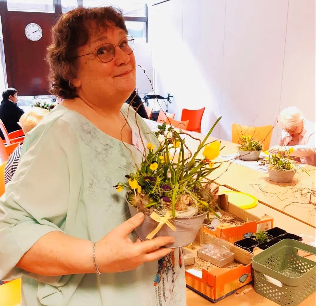 deelnemers van het vonkje maken prachtige paasstukjes foto stichting piezo