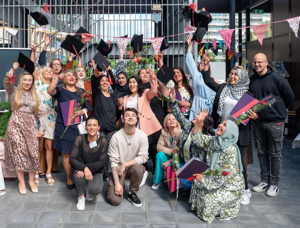 deze deelnemers van piezo hebben na hard werken aan studie en stage hun welverdiende mbo1 diploma op zak e28093 fotograaf hans heemsk