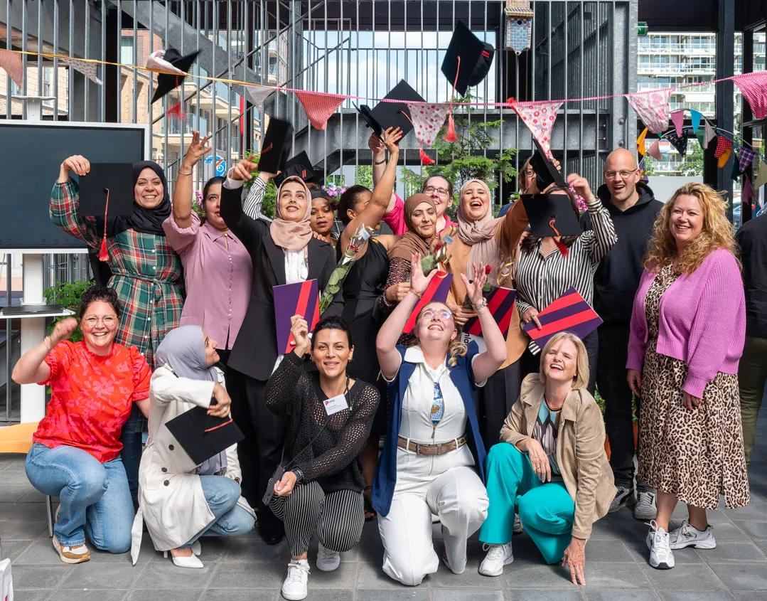 deze deelnemers van piezo hebben na hard werken aan studie en stage hun welverdiende mbo2 diploma op zak e28093 fotograaf hans heemsk