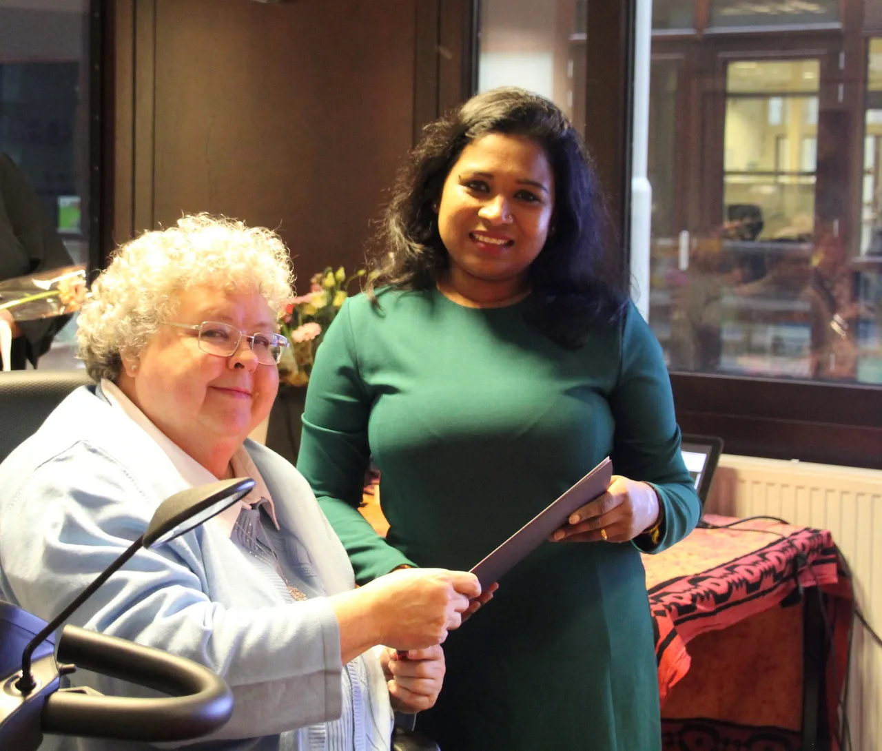 diploma uit handen van wethouder marijke van der meer fotograaf marja de laaf