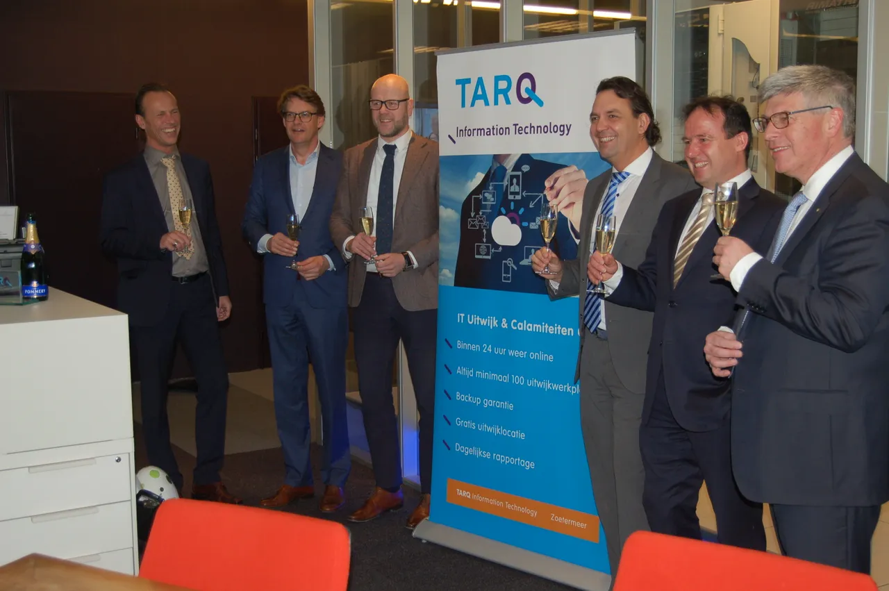 foto team tarq en regus bij ondertekening samenwerkingsovereenkomst
