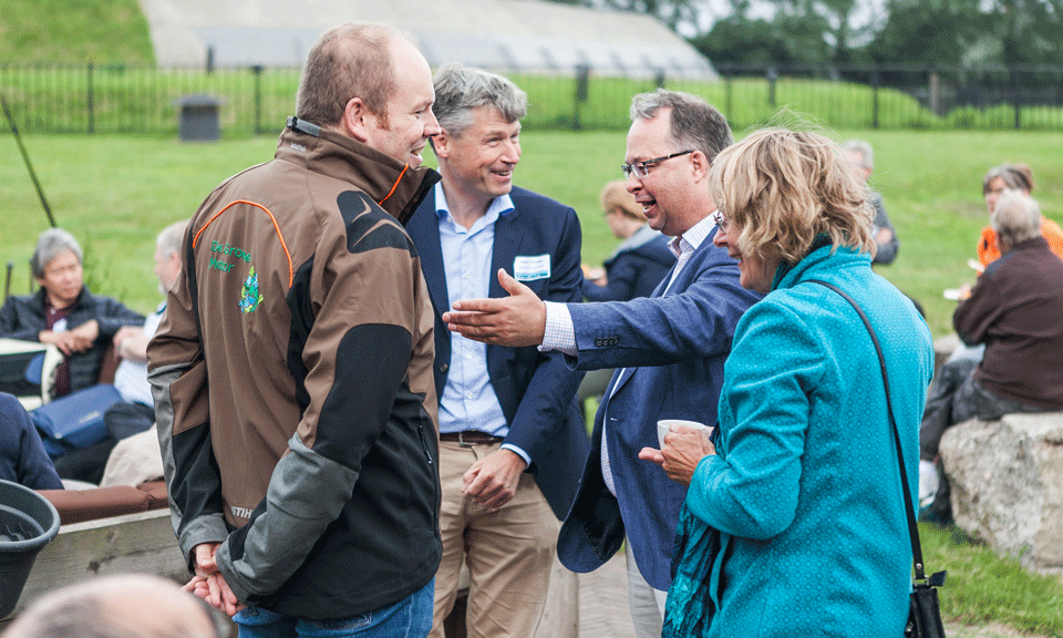 gedeputeerde han weber in gesprek met vrijwilligers vrijwilligersdag erfgoed landschap en groen 201