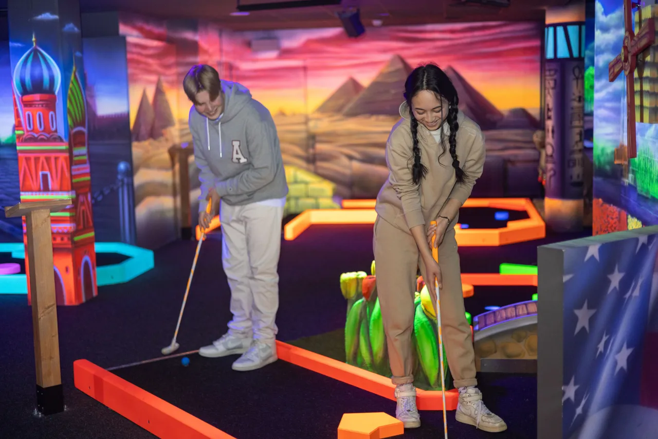 glow in the dark midgetgolfbaan