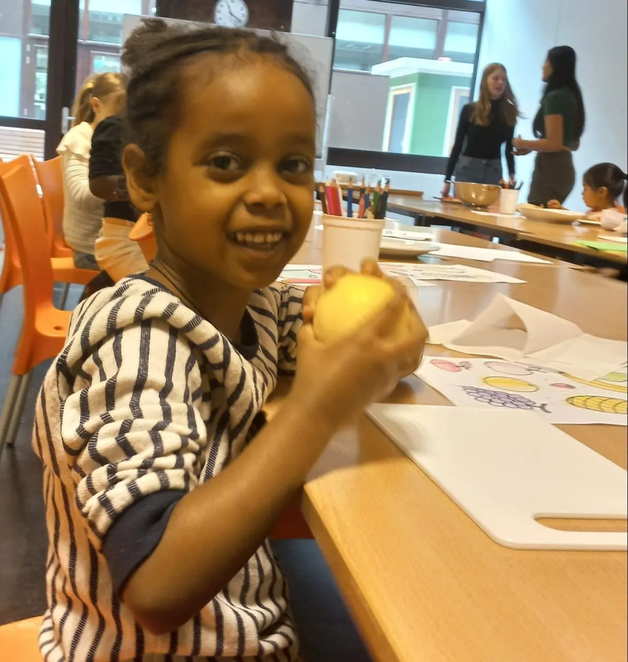 kinderen krijgen bij de vakantieacademie les over gezonde voeding foto stichting piezo