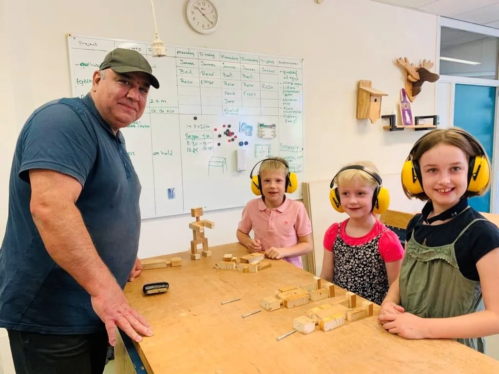 kinderen maken eigen robot in de houtwerkplaats van de piezo ambachtenwerkplaats foto stichting piezo