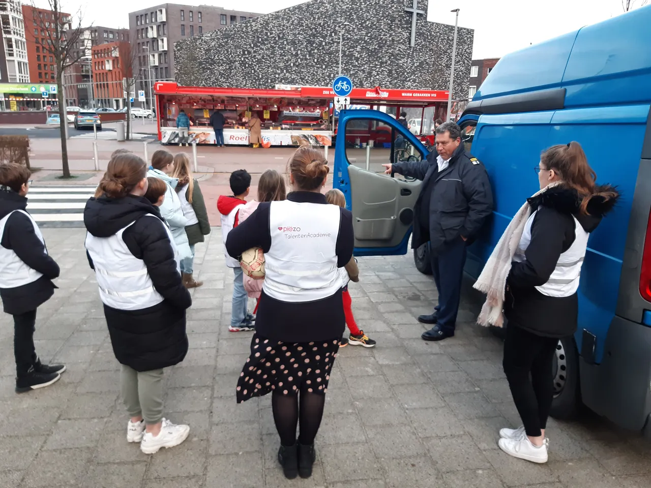 kinderen piezo talentenacademie op bezoek bij de marktmeester fotograaf stichting piezo