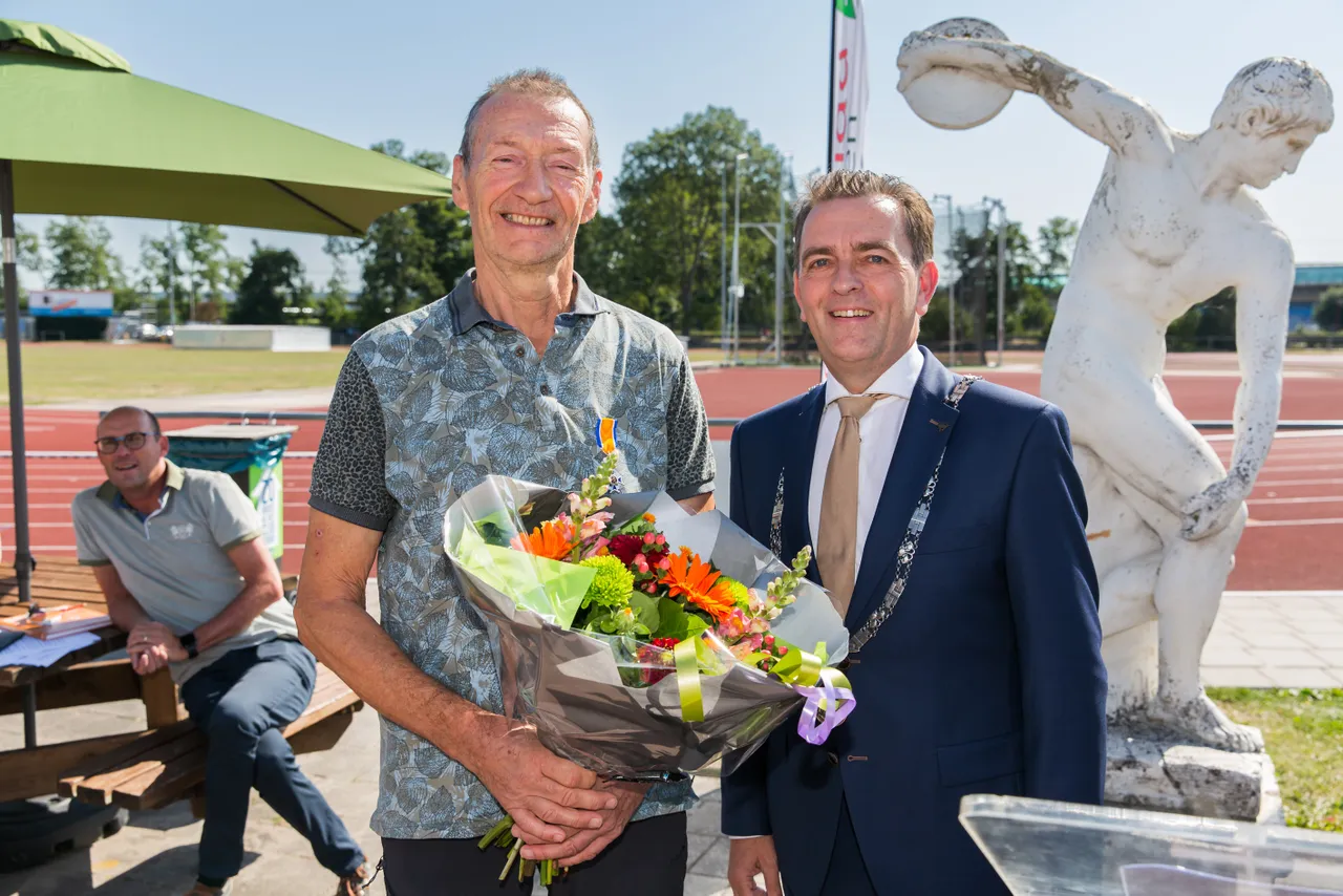 koninklijke onderscheiding de heer van der plaat burgemeester michel bezuijen 1