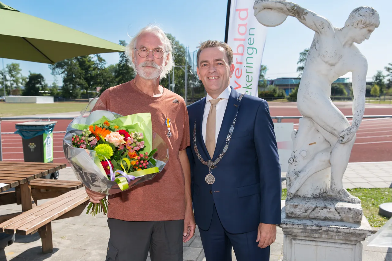 koninklijke onderscheiding de heer van leeuwen burgemeester michel bezuijen 1