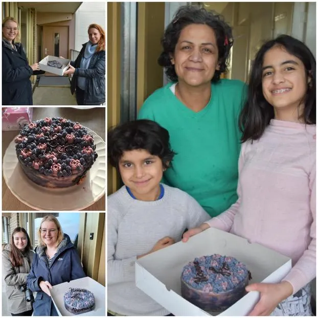 kookmaatje maakt verjaardagstaarten