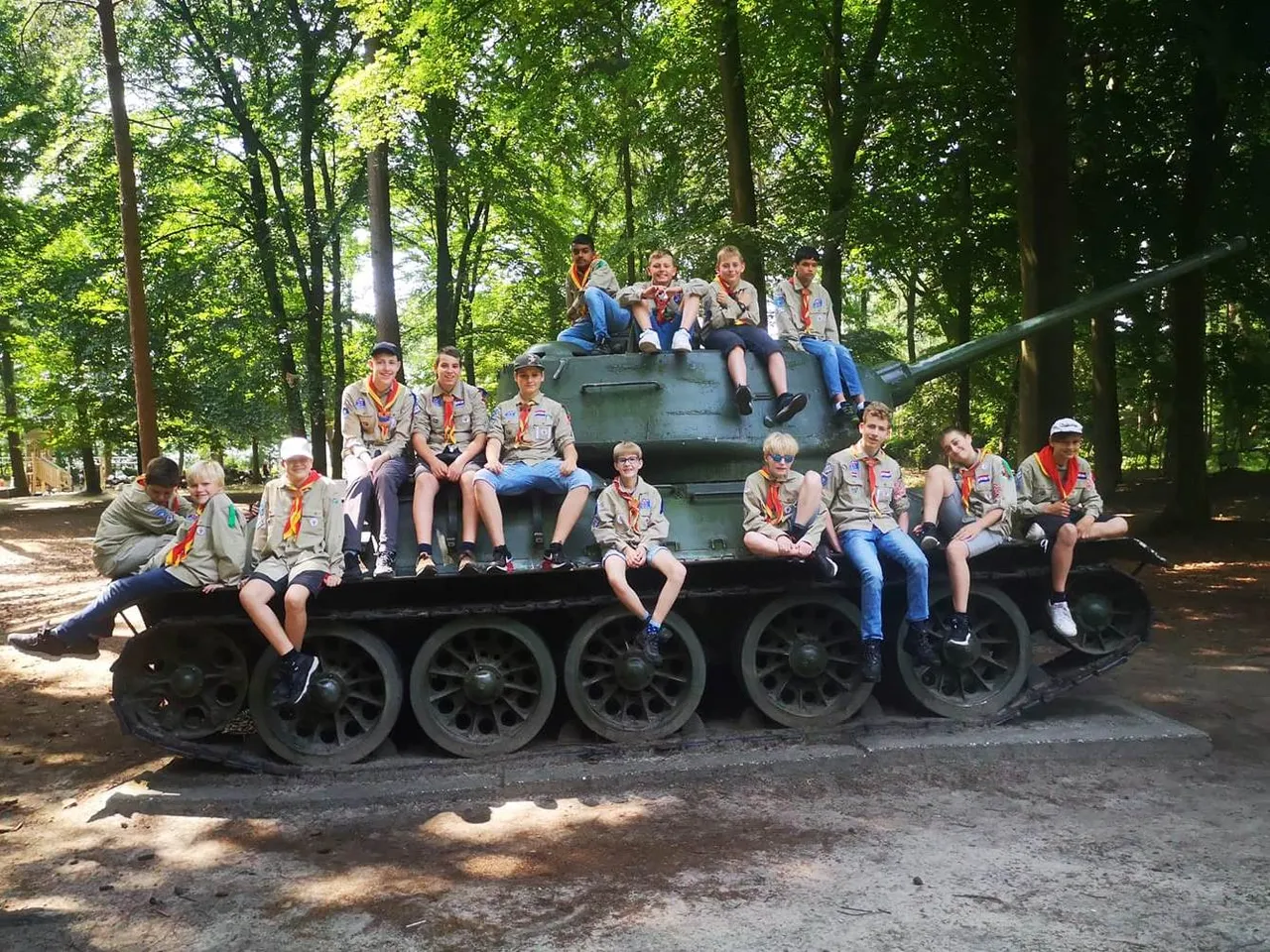 verkenners bij oorlogsmuseum overloon