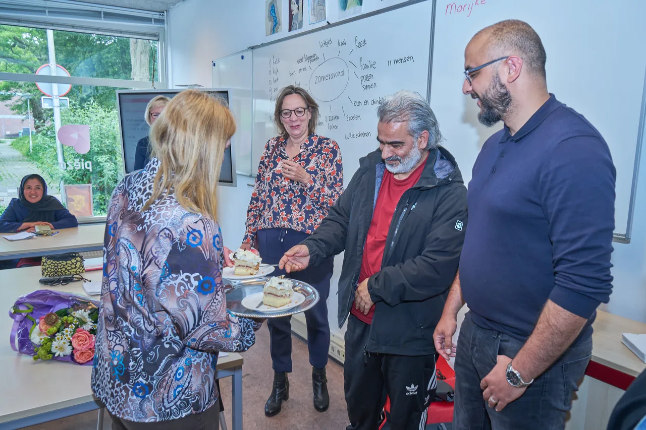 verrassingsfeestje tijdens de inburgeringsles fotograaf leon koppenol