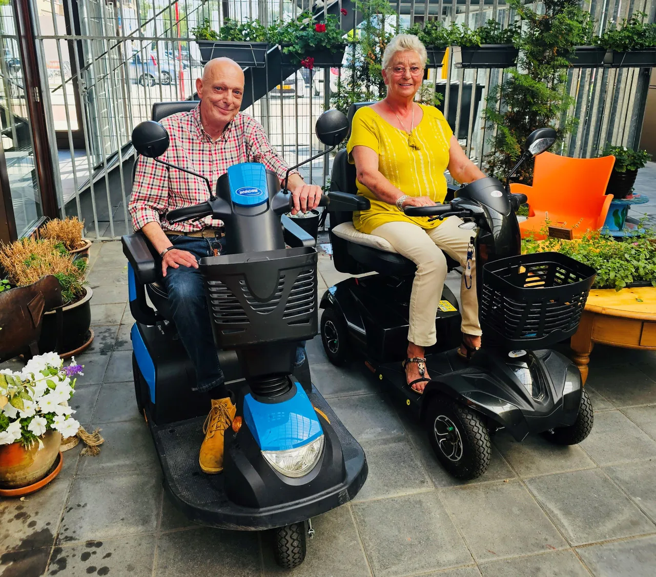 vrijwilliger rob leert beginnende scootmobielgebruikers veilig op pad te gaan foto stichting piezo