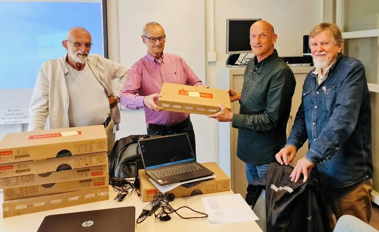 vrijwilligers en deelnemers bij piezo zijn dolblij met de nieuwe laptops voor de computerlessen en studieplekken dankzij een donatie van fonds 1818 foto stichting piezo