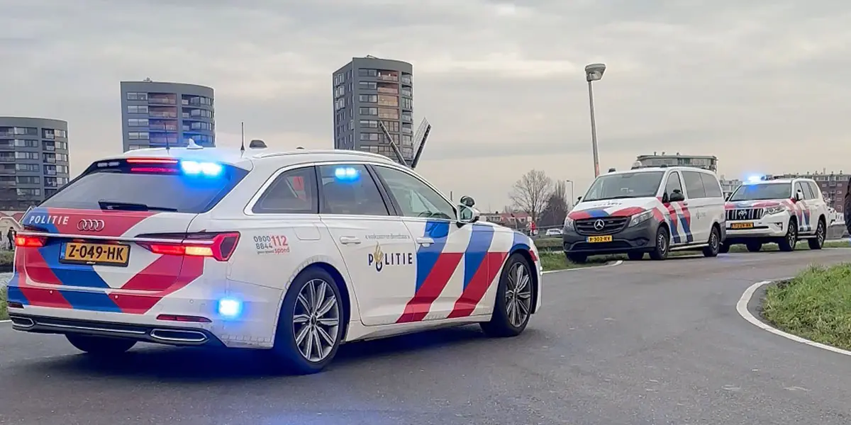 audi a6 politie met toyota land cruiser