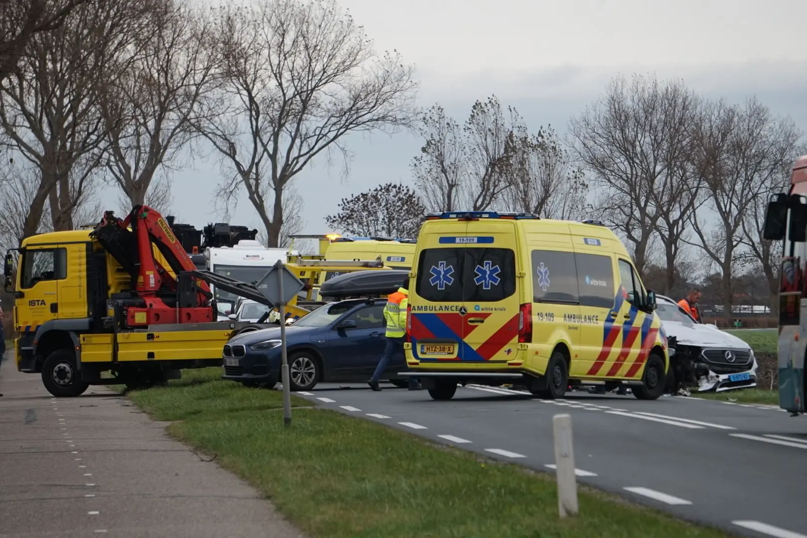 auto botst op taxi kerkwerve