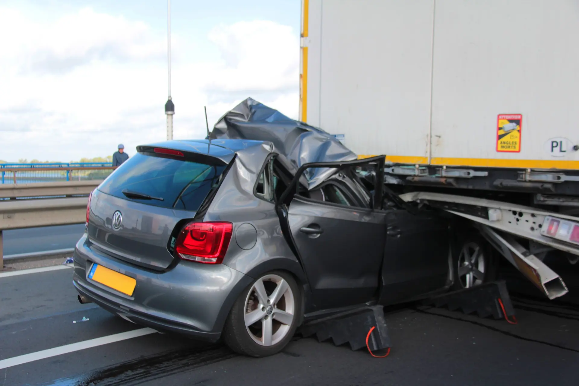 ongeluk auto onder trailer sleeuwijk scaled