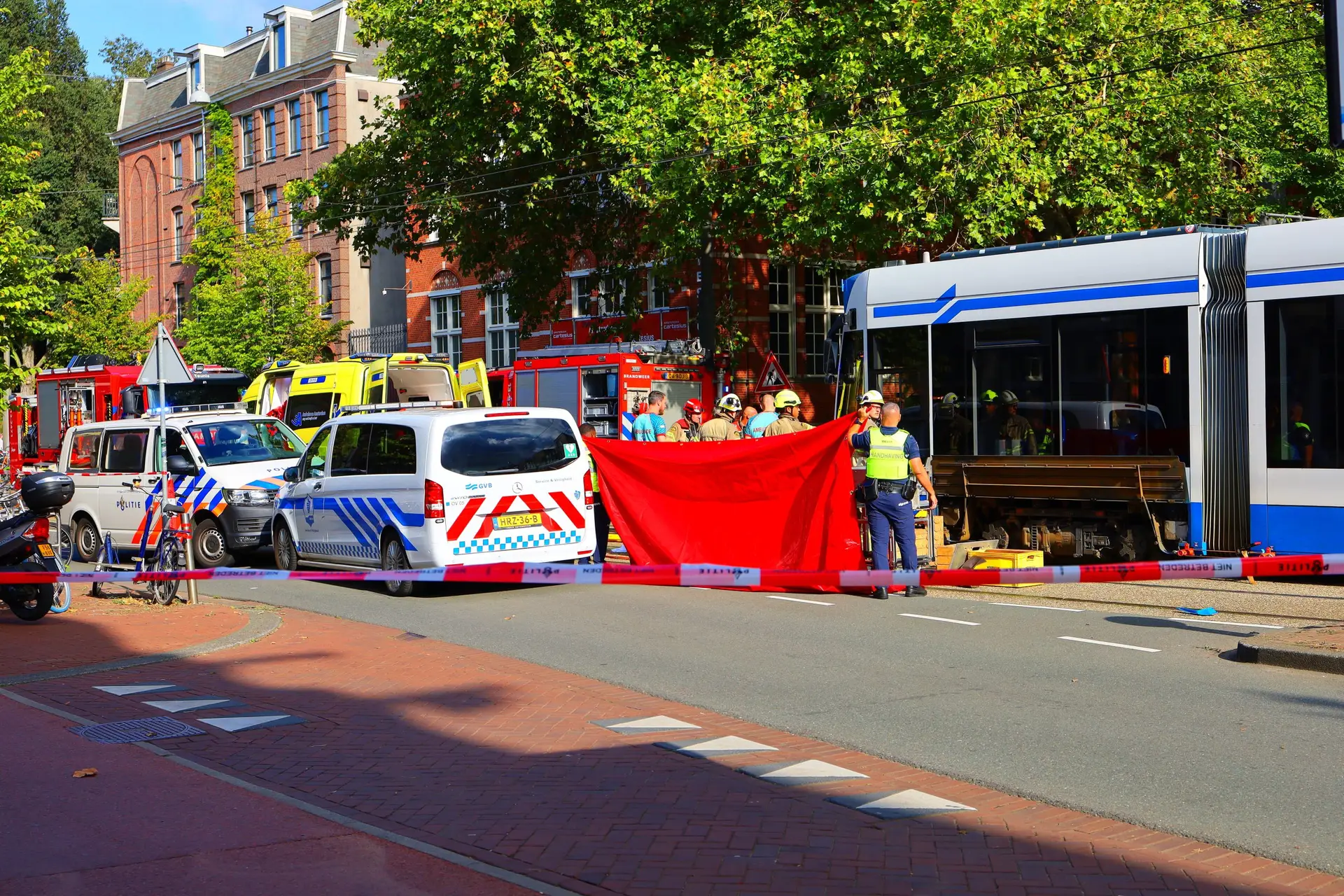persoon bekneld onder tram na aanrijding in amsterdam2 scaled