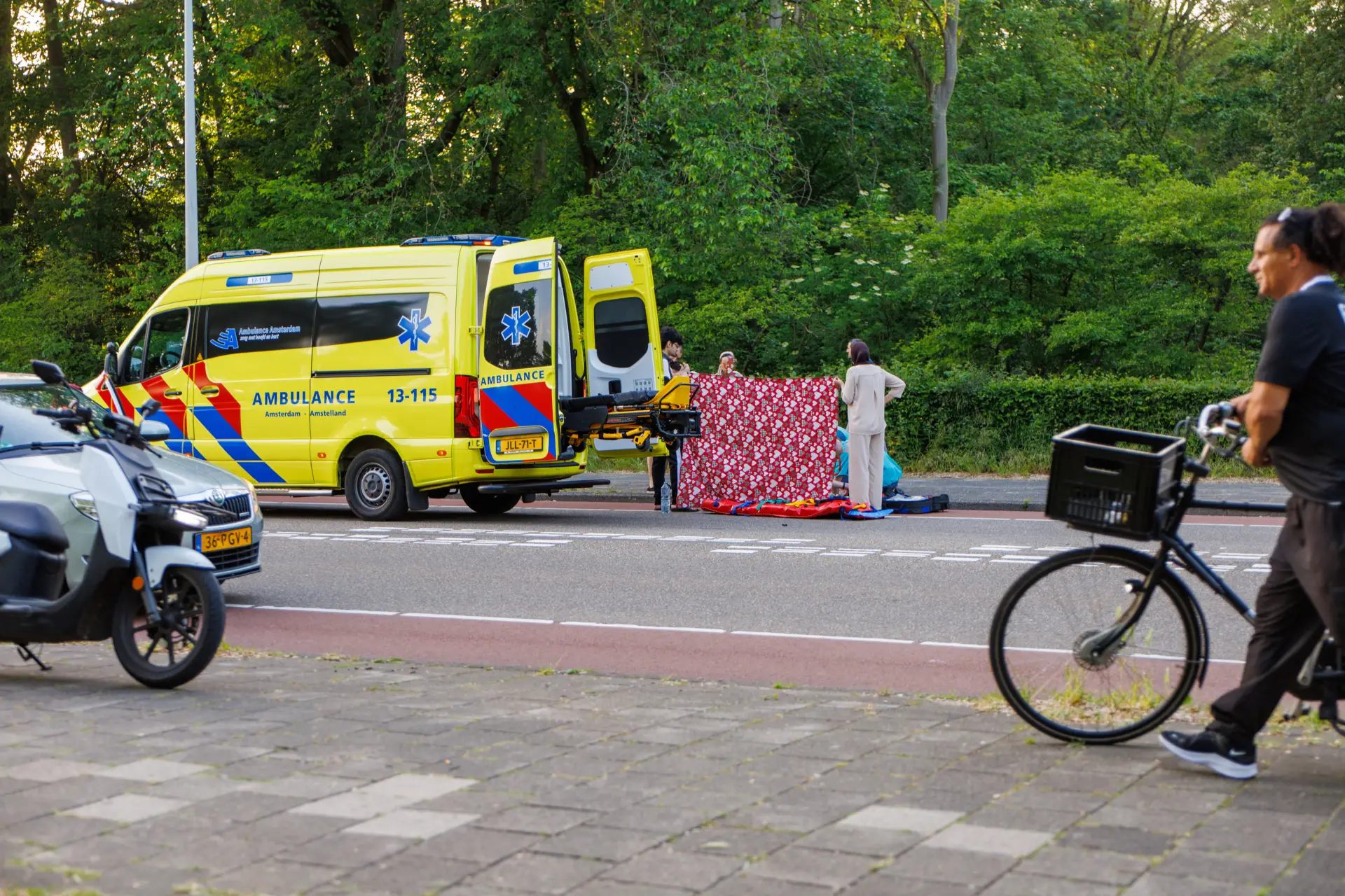 Scooterrijder zwaargewond Amsterdam