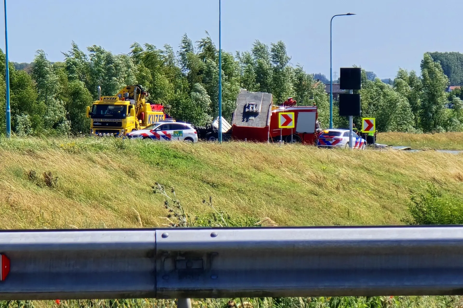 Brandweerwagen in stukken na ongeval