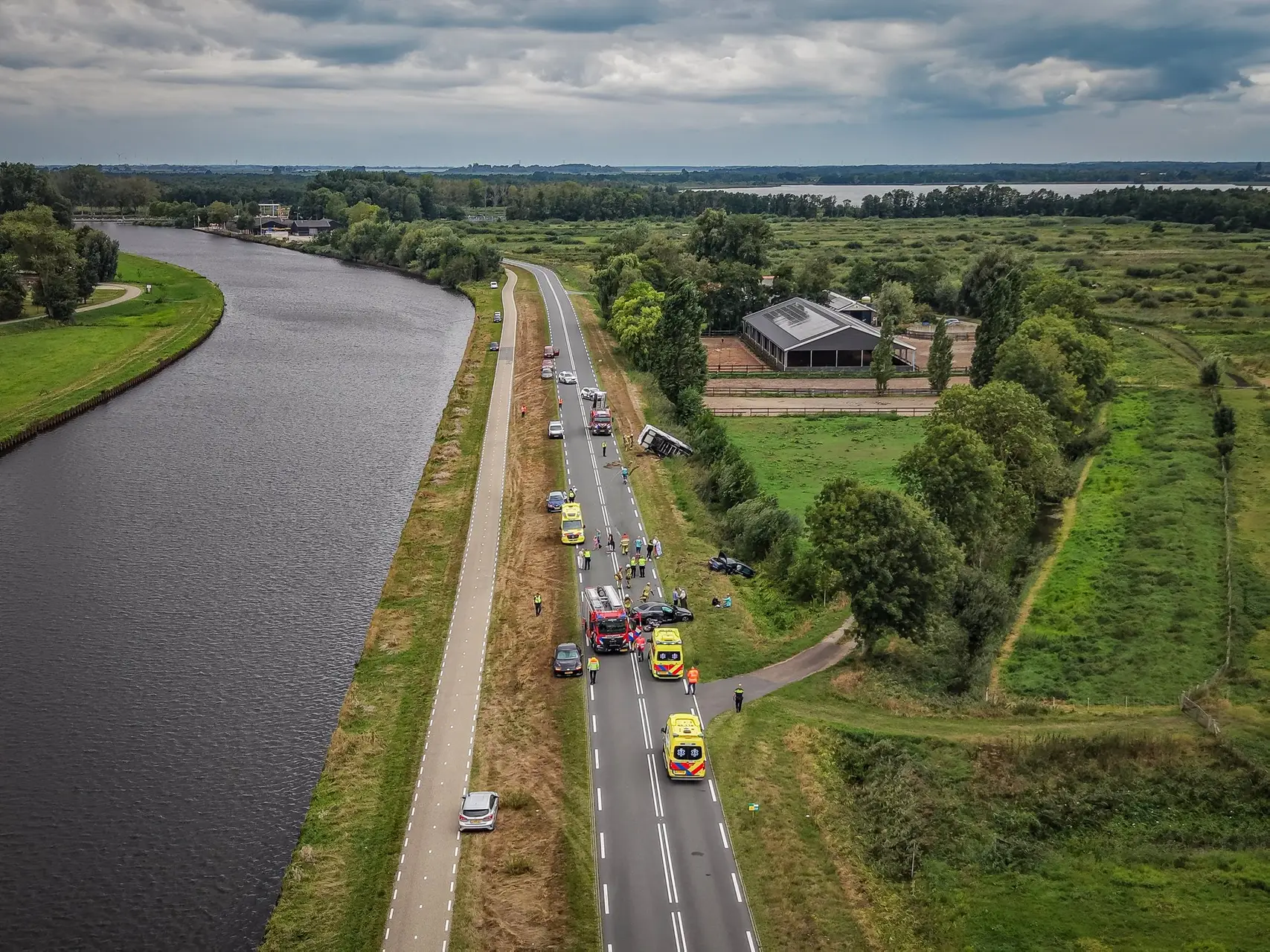 (BEELDUPDATE)_Ernstig_ongeval_met_meerdere_voertuigen_op_N375_bij_Wanneperveen_3