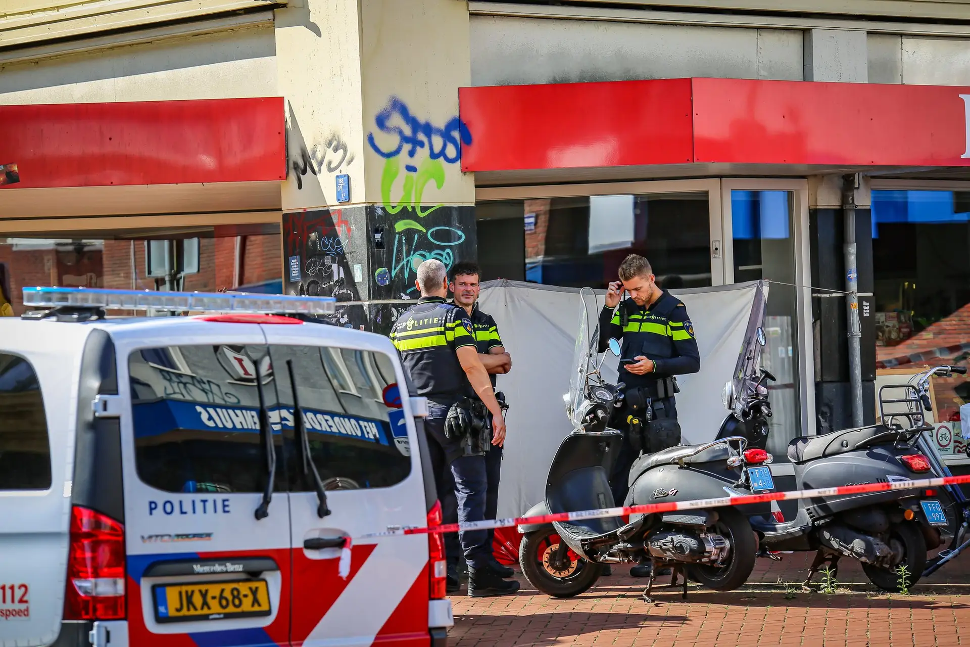Overleden_persoon_aangetroffen_voor_winkel_aan_Nieuwe_Ebbingestraat_in_Groningen_1