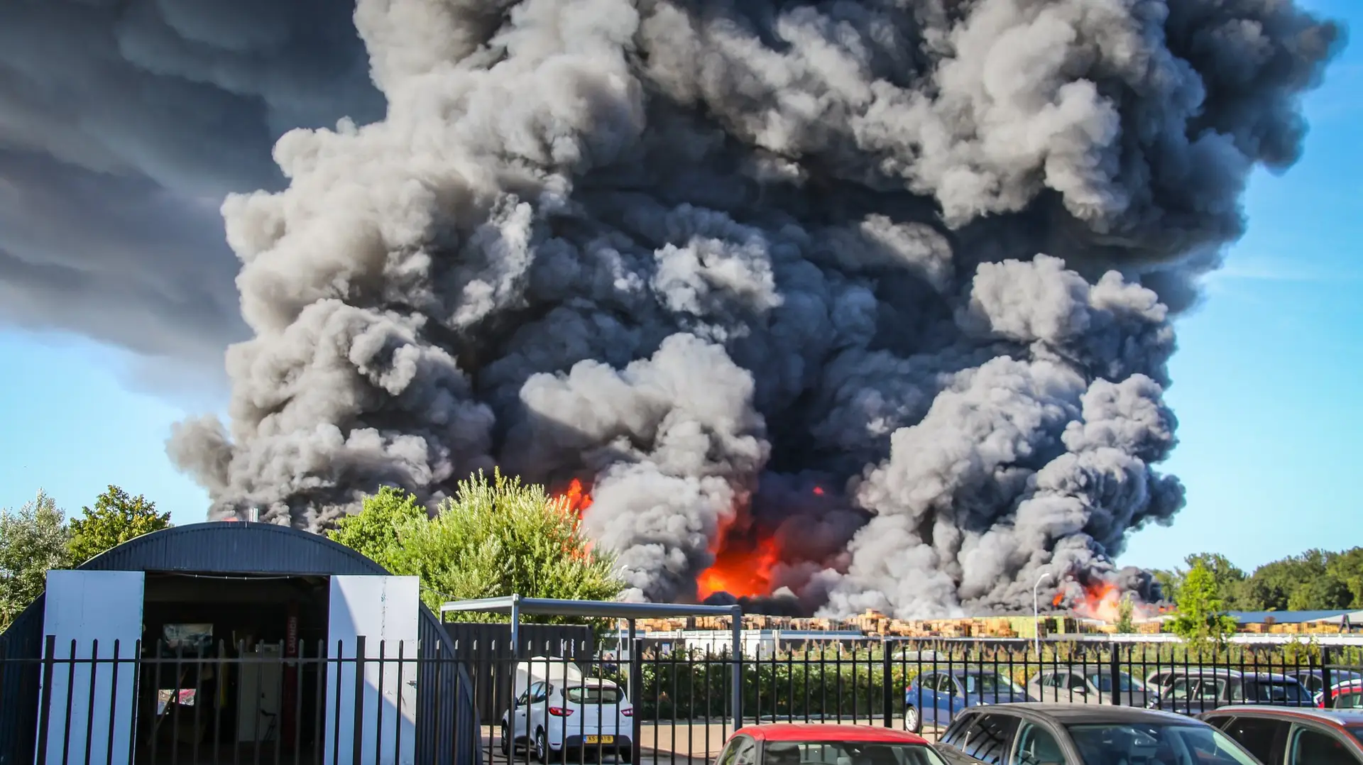 Zeer_grote_brand_bij_SOCAR_in_Lelystad,_GRIP_1_opgeschaald_1