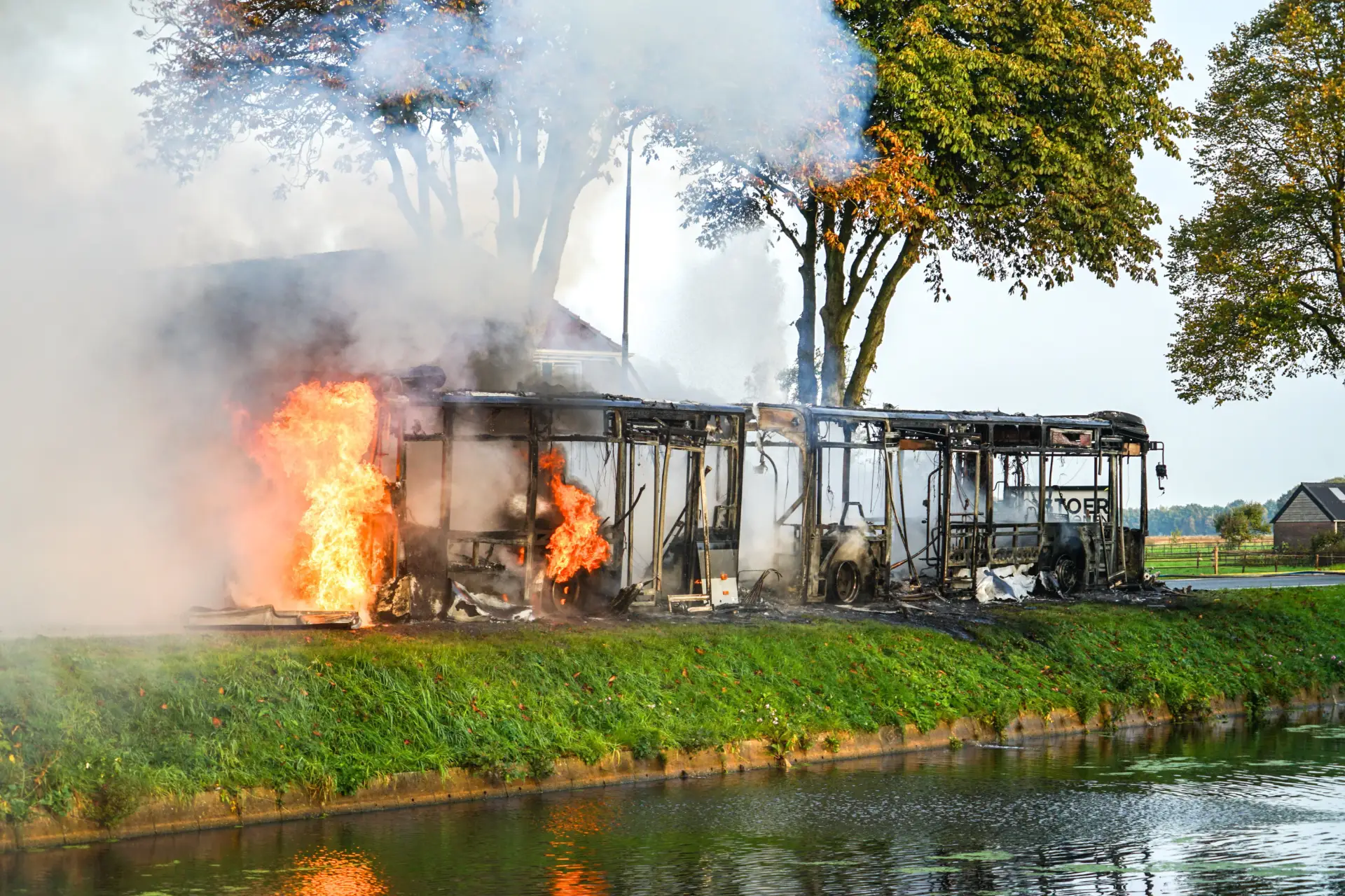 Lijnbus brandt uit hoogersmilde
