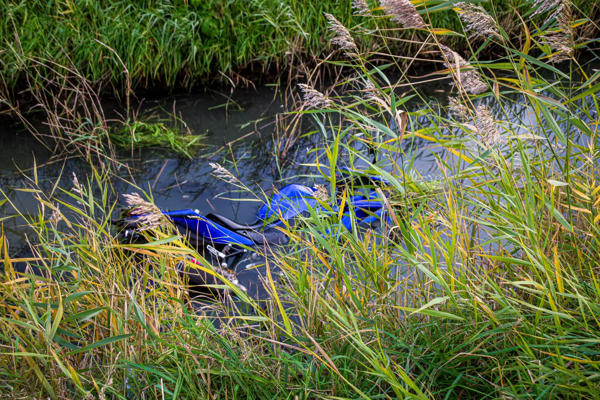Motorrijder in sloot Mijnsheerenland
