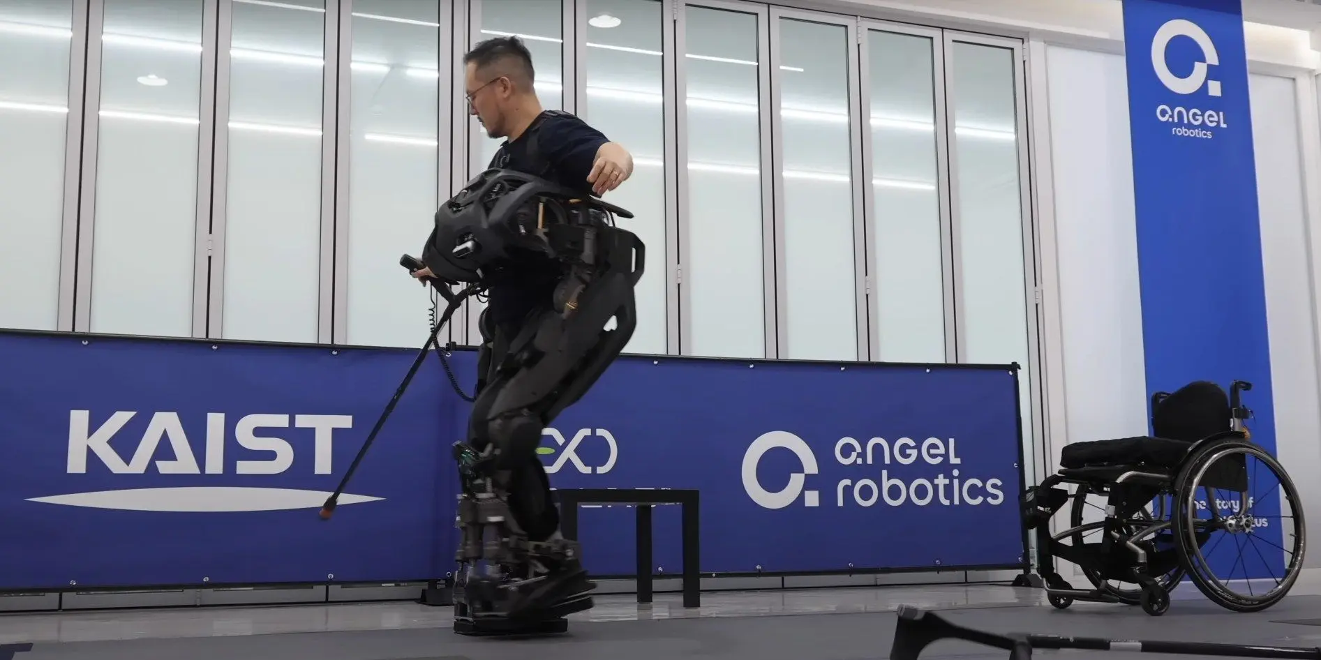 exoskelet met ai angel robotics