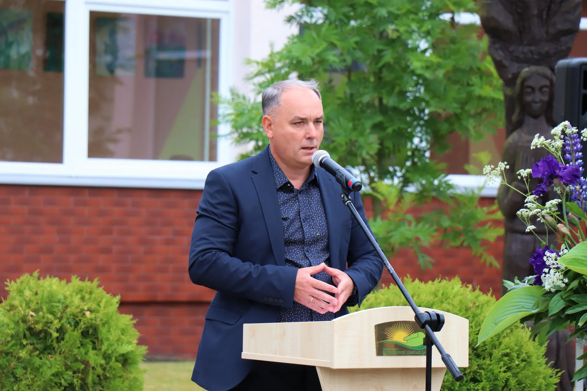 adamkiada iniciatorius ir pagrindinis idejinis vadovas gimnazijos direktorius valdas valvonis