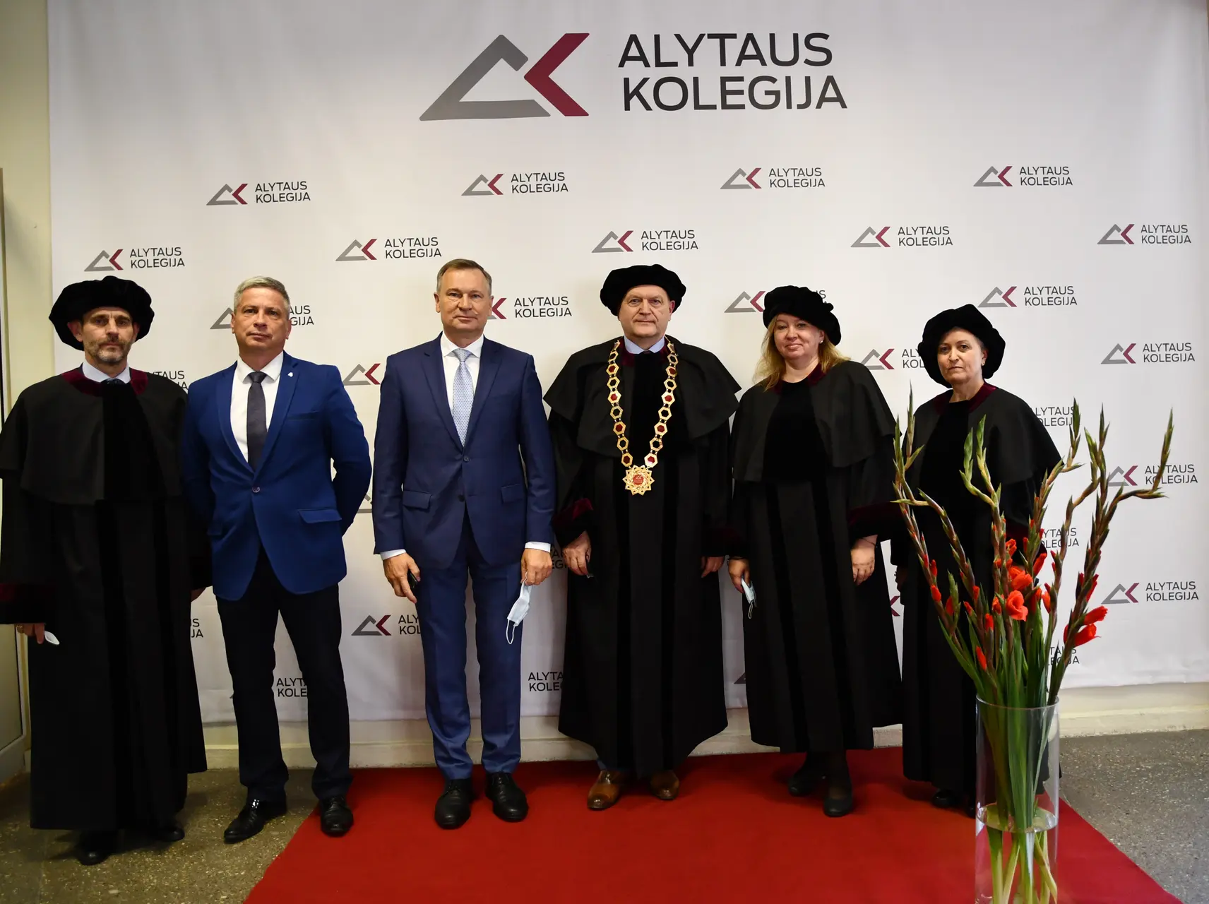 alytaus rajono savivaldybes meras algirdas vrubliauskas pasveikino ir alytaus kolegijos destytojus ir studentus kuriu siemet susirinko daugiau kaip 200 is 26 savivaldybiu