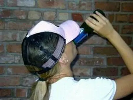 alytausgidas girl drinking alcohol1