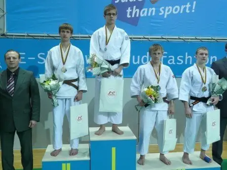 alytausgidas mykolas luko evi ius iki 60 kg gegu nugal jo europos taur s pirmenyb se kaune nuotraukoje viduryje1