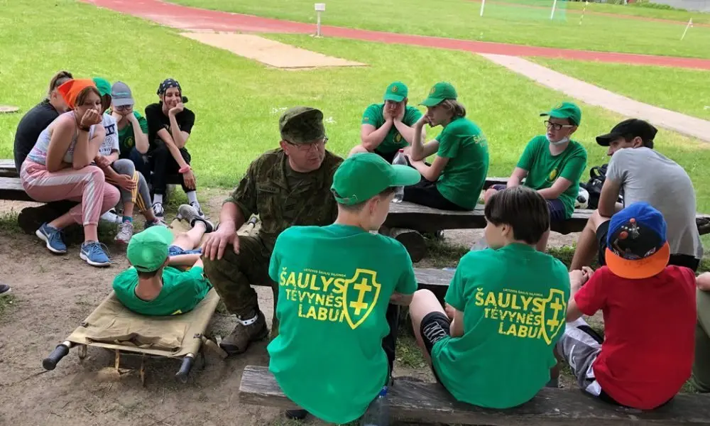 stovyklauja sauliai
