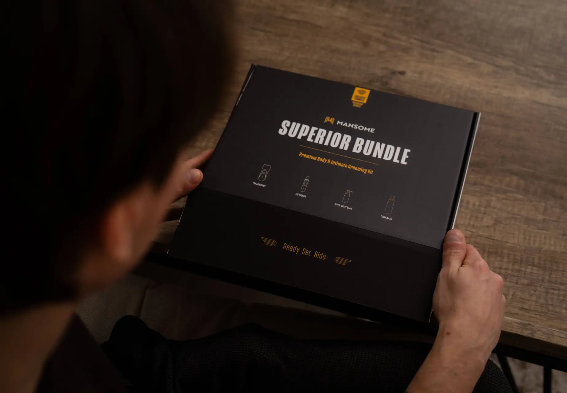 MANSOME superior skutimosi rinkinys vyro rankose